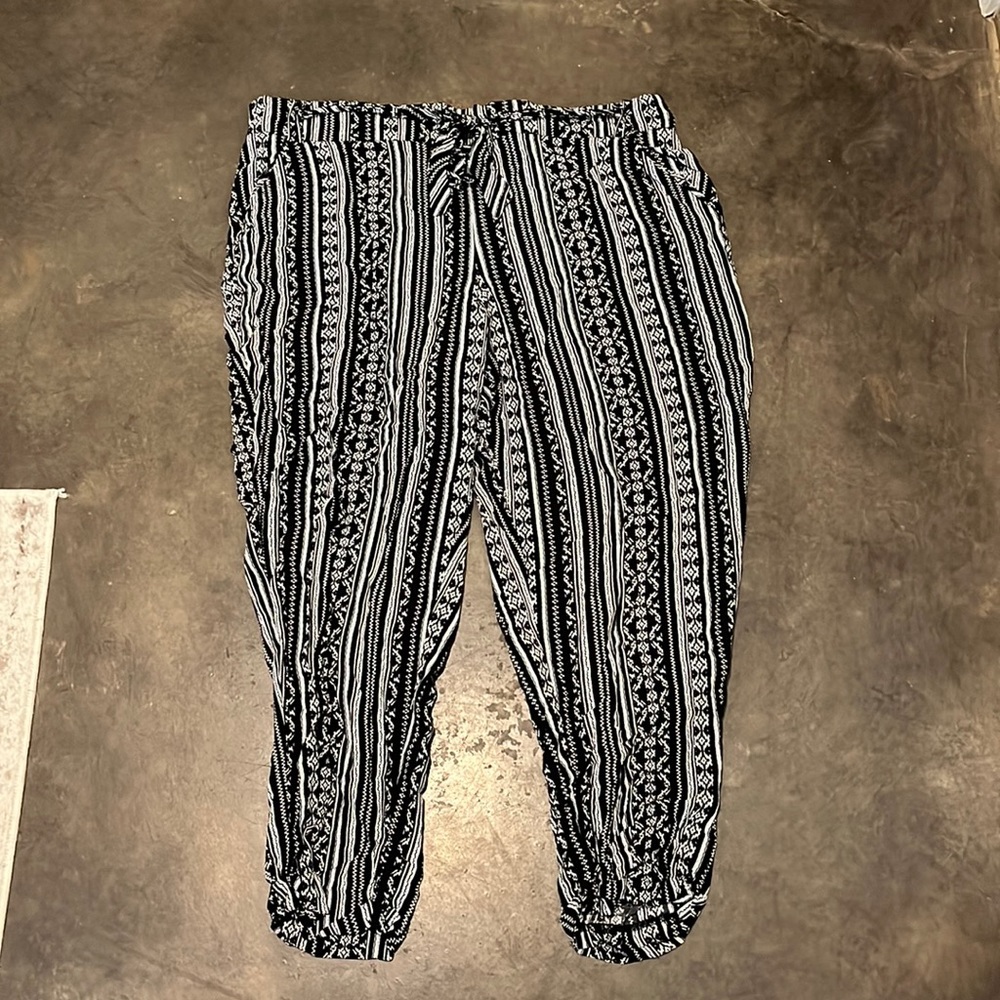Black and white pattern pants
